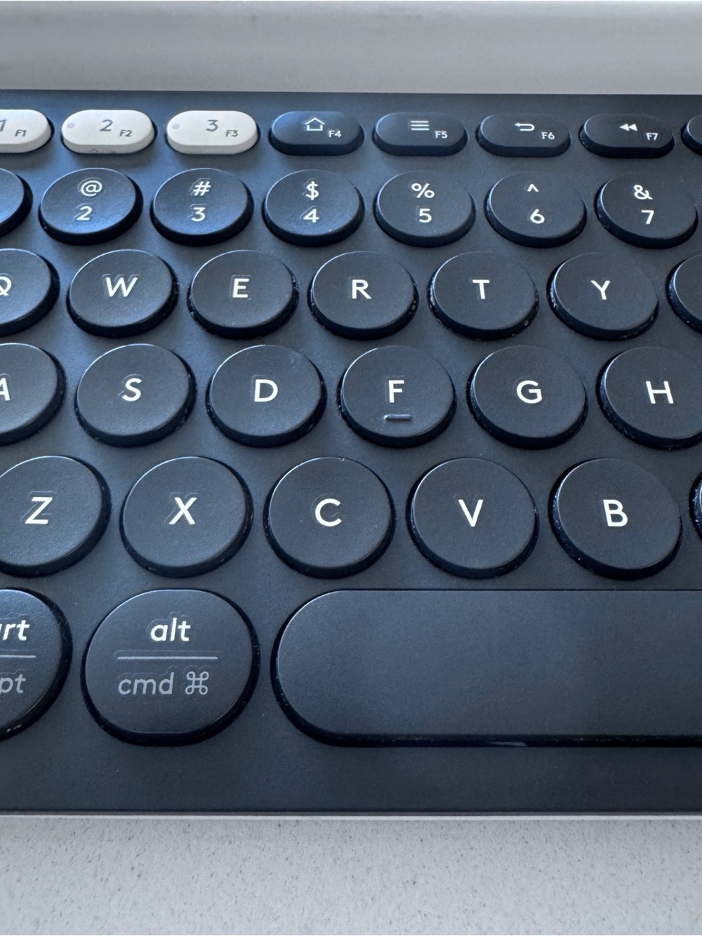 Logitech K780 Multi-Device Wireless Keyboard - Picture 5 of 8